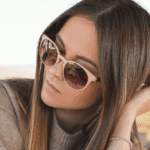 Modelo Usando Lente de Sol