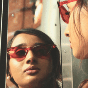 Modelo usando lente de sol rojo