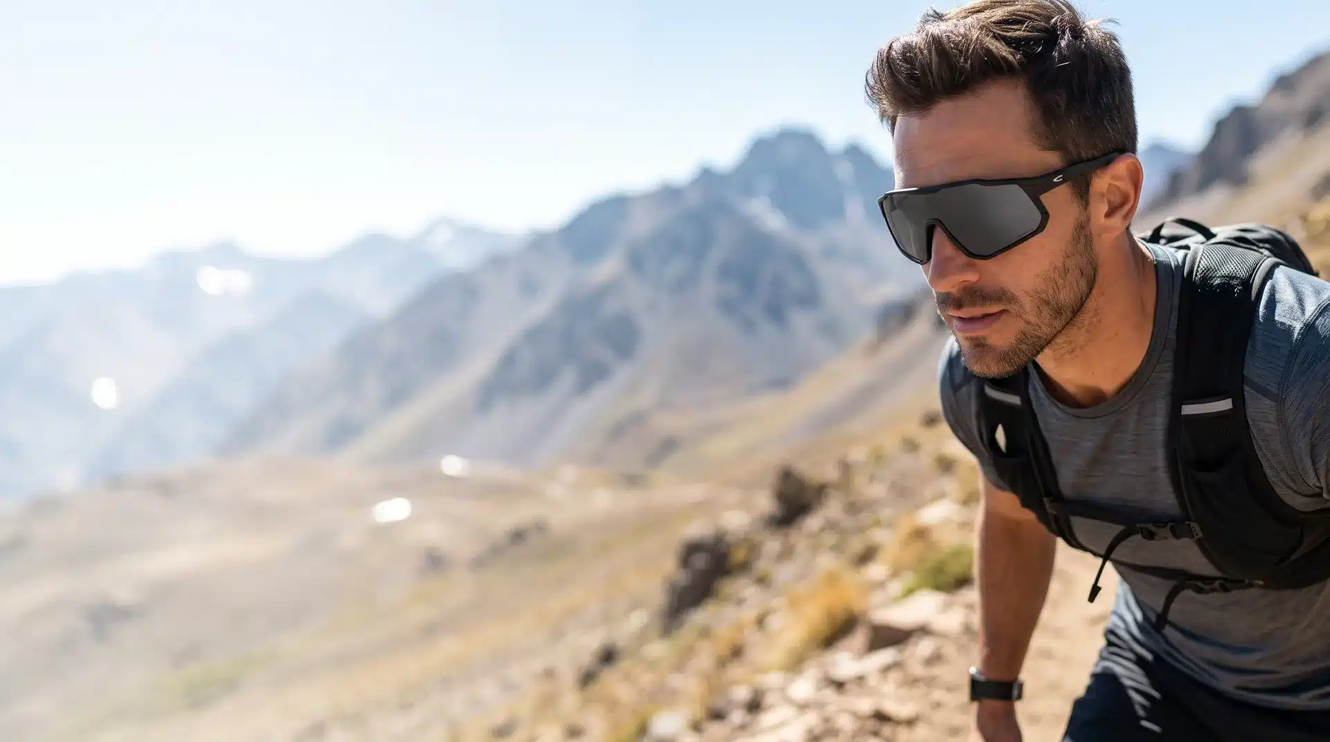 Hombre con lentes deportivos 1058 en la cordillera de los Andes