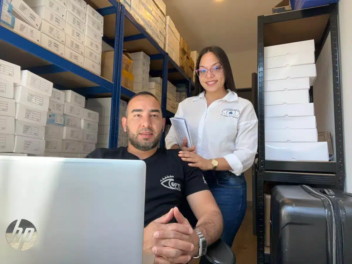 Equipo de Optishore con cajas de armazones listas para despacho