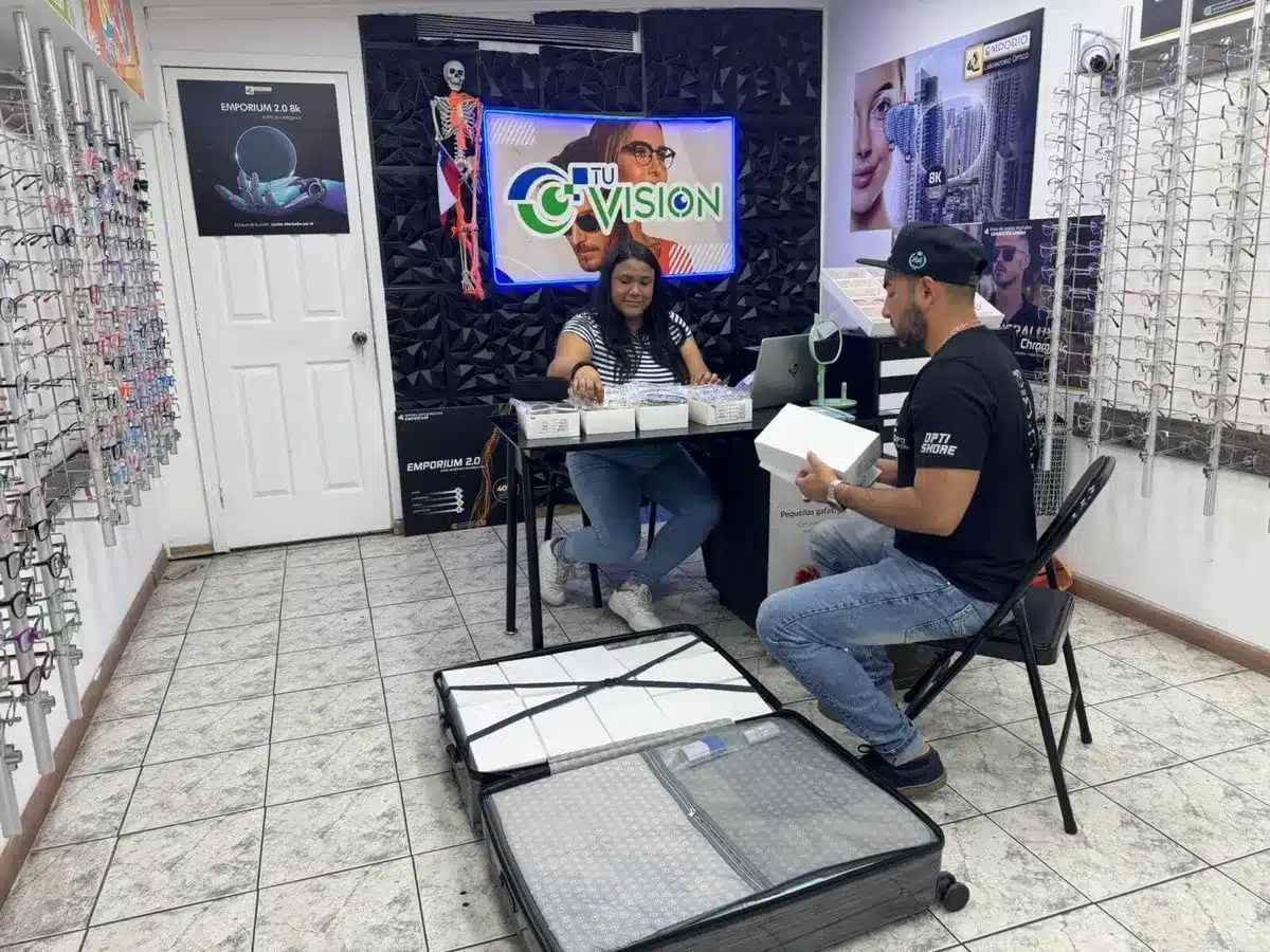 Equipo Optishore presentando modelos en una óptica